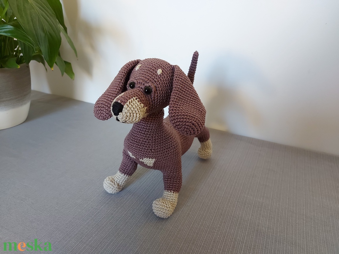 Horgolt tacskó (dachshund) - játék & sport - plüssállat & játékfigura - kutya - Meska.hu