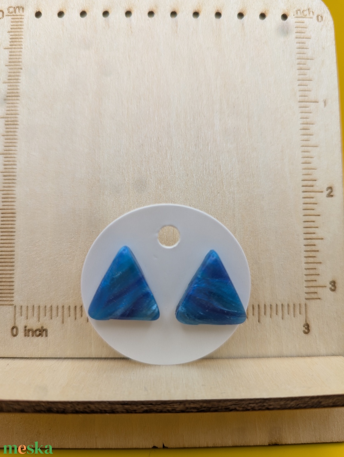 Kézműves fülbevaló polimer gyurmából (polymer clay) - kicsi, háromszög - 025 - ékszer - fülbevaló - pötty fülbevaló - Meska.hu