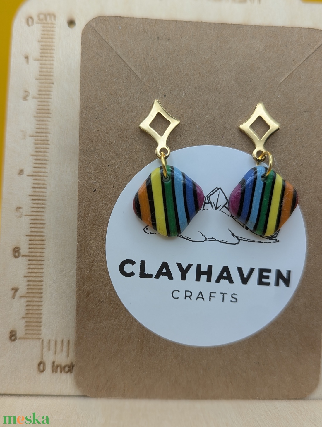 Szivárványos kézműves fülbevaló polimer gyurmából (polymer clay), LMBTQ+, karácsonyi ajándék, kicsi, négyszög - 128 - ékszer - fülbevaló - lógó fülbevaló - Meska.hu