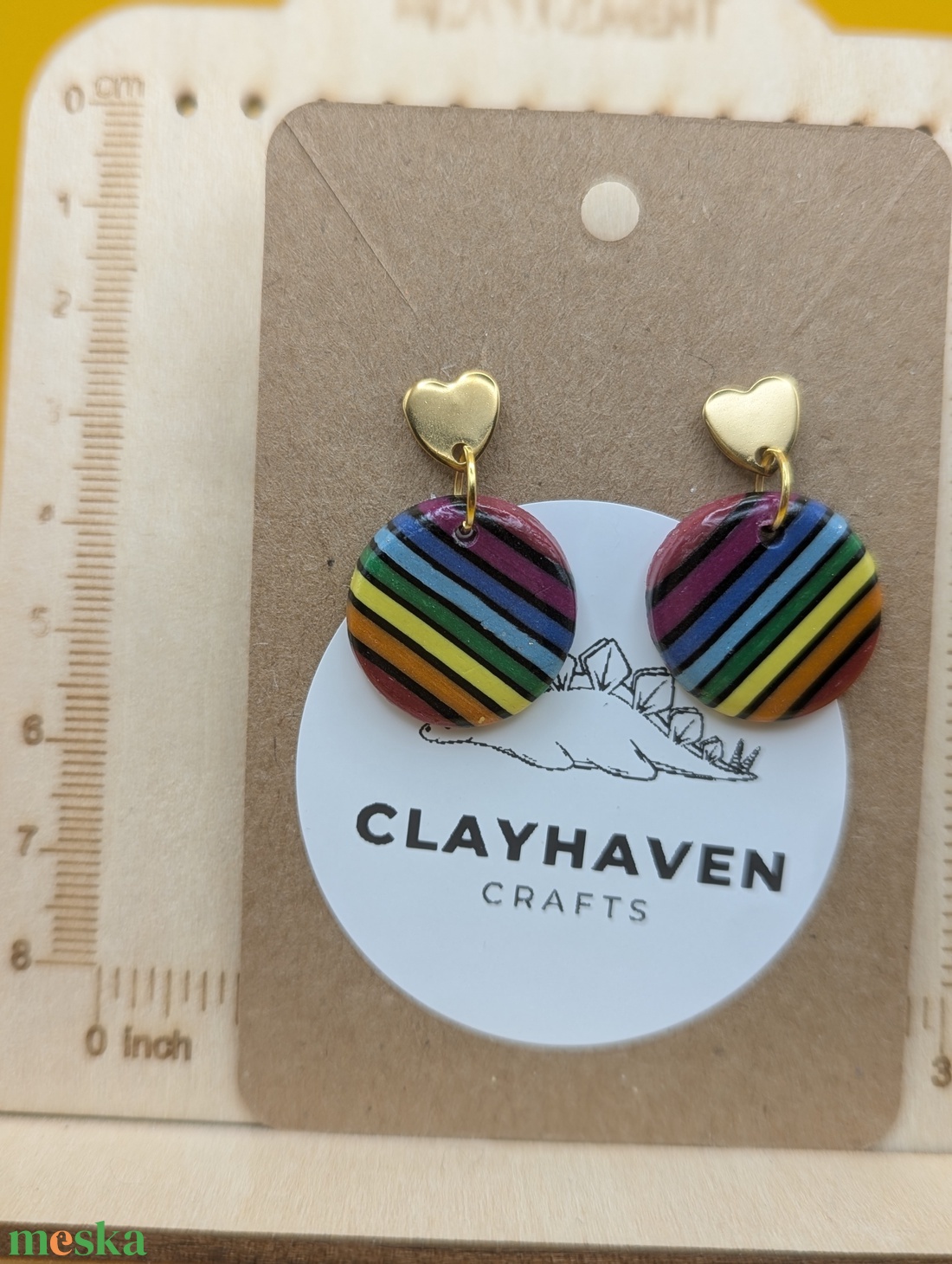 Szivárványos kézműves fülbevaló polimer gyurmából (polymer clay), LMBTQ+, karácsonyi ajándék, kicsi, kerek - 129 - ékszer - fülbevaló - lógó fülbevaló - Meska.hu
