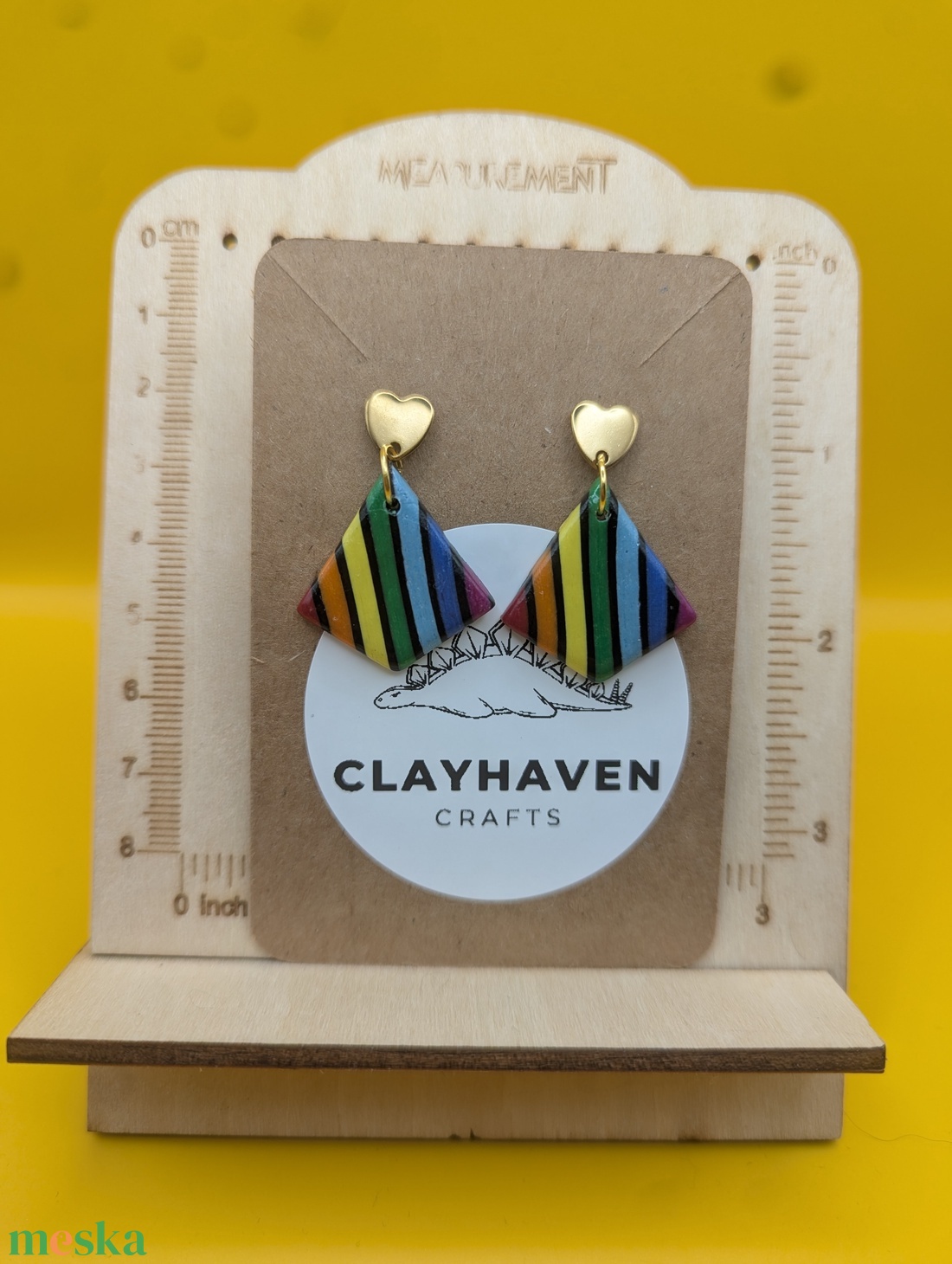 Szivárványos kézműves fülbevaló polimer gyurmából (polymer clay), LMBTQ+, karácsonyi ajándék, közepes, rombusz - 132 - ékszer - fülbevaló - lógó fülbevaló - Meska.hu