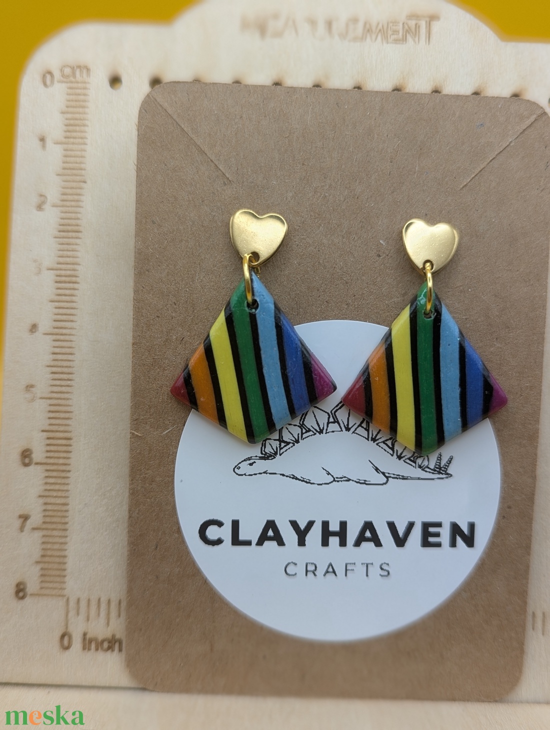 Szivárványos kézműves fülbevaló polimer gyurmából (polymer clay), LMBTQ+, karácsonyi ajándék, közepes, rombusz - 132 - ékszer - fülbevaló - lógó fülbevaló - Meska.hu