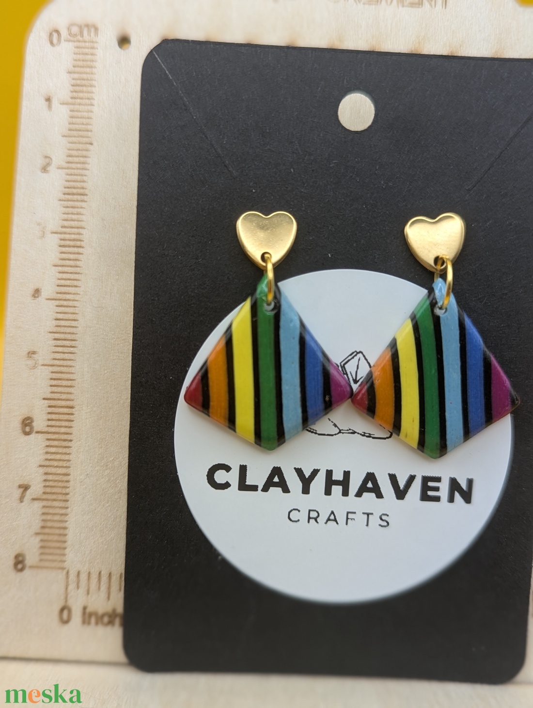 Szivárványos kézműves fülbevaló polimer gyurmából (polymer clay), LMBTQ+, karácsonyi ajándék, közepes, rombusz - 133 - ékszer - fülbevaló - lógó fülbevaló - Meska.hu