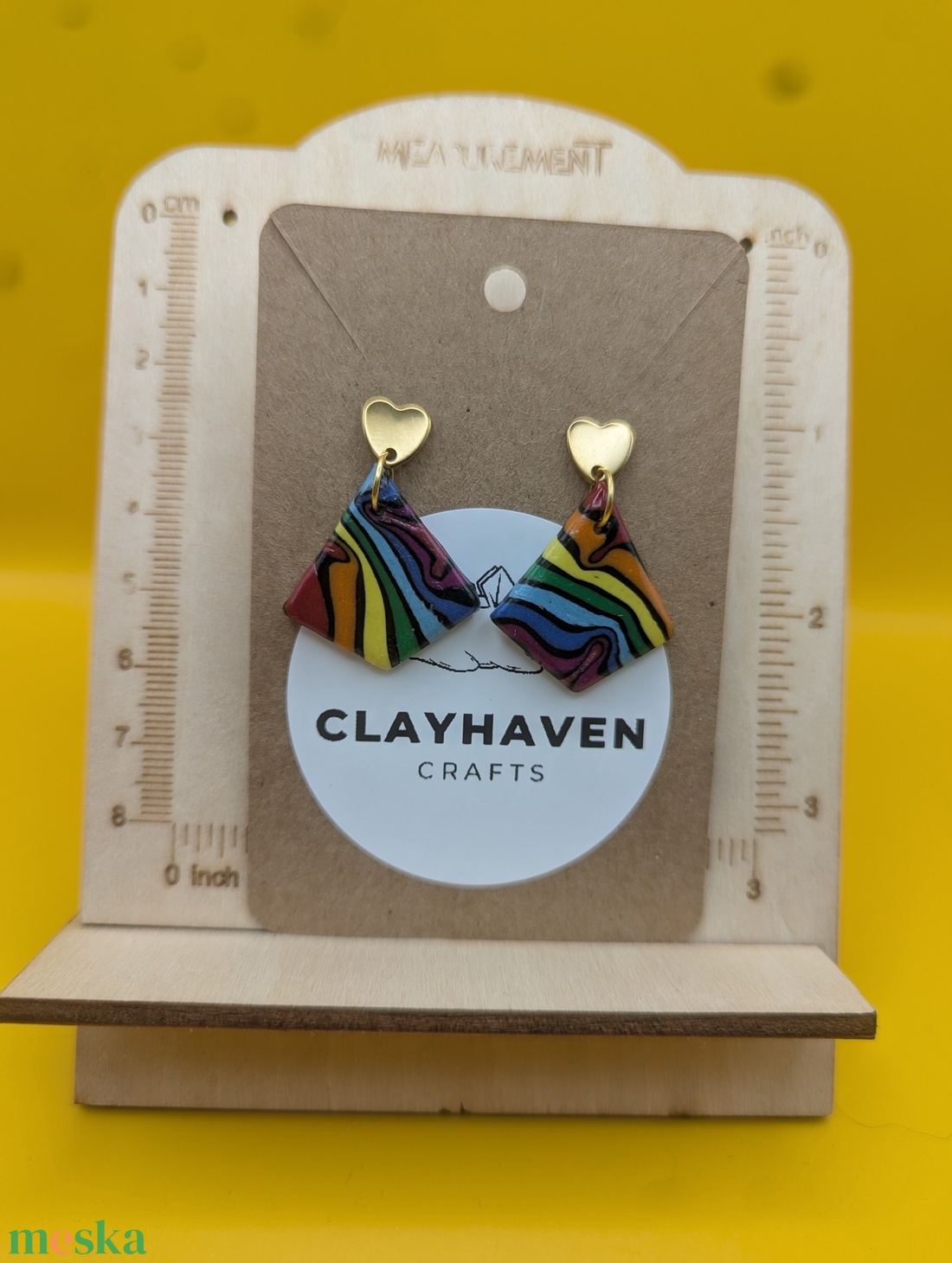 Szivárványos kézműves fülbevaló polimer gyurmából (polymer clay), LMBTQ+, karácsonyi ajándék, közepes, rombusz - 134 - ékszer - fülbevaló - lógó fülbevaló - Meska.hu