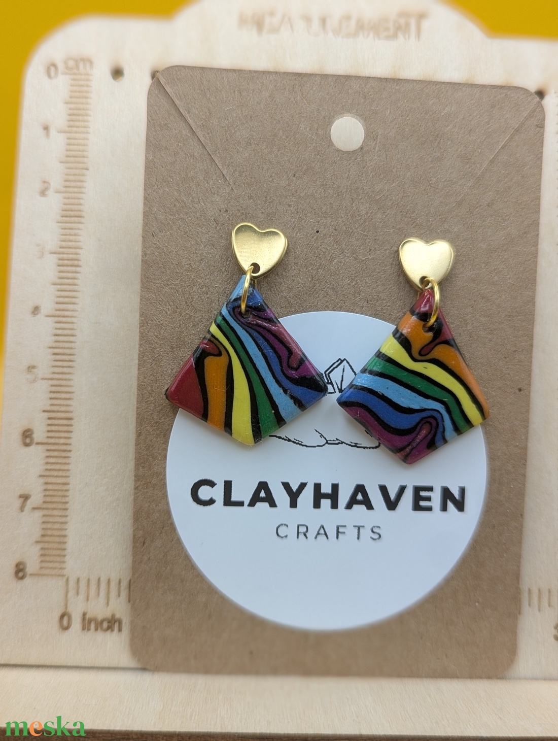 Szivárványos kézműves fülbevaló polimer gyurmából (polymer clay), LMBTQ+, karácsonyi ajándék, közepes, rombusz - 134 - ékszer - fülbevaló - lógó fülbevaló - Meska.hu