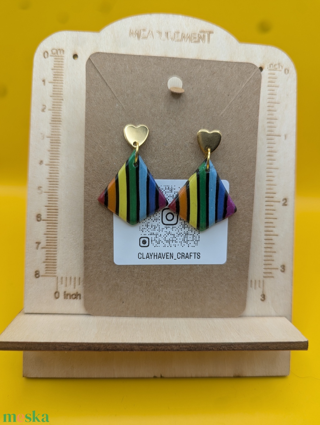 Szivárványos kézműves fülbevaló polimer gyurmából (polymer clay), LMBTQ+, karácsonyi ajándék, közepes, rombusz - 132 - ékszer - fülbevaló - lógó fülbevaló - Meska.hu