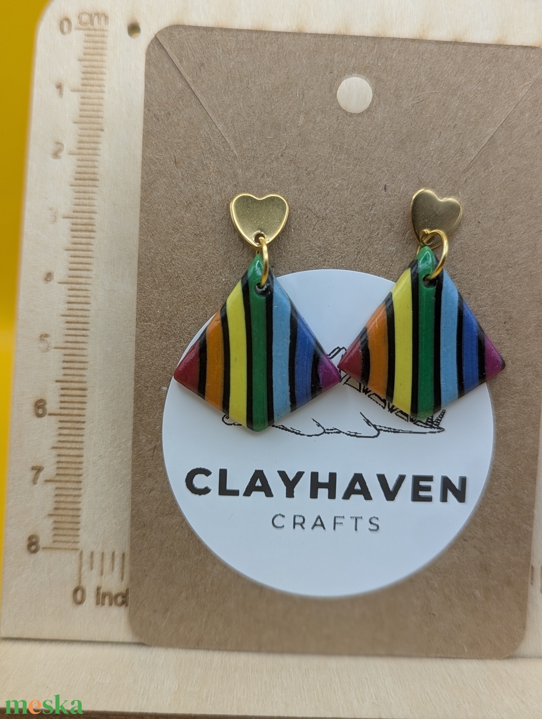 Szivárványos kézműves fülbevaló polimer gyurmából (polymer clay), LMBTQ+, karácsonyi ajándék, közepes, rombusz - 132 - ékszer - fülbevaló - lógó fülbevaló - Meska.hu