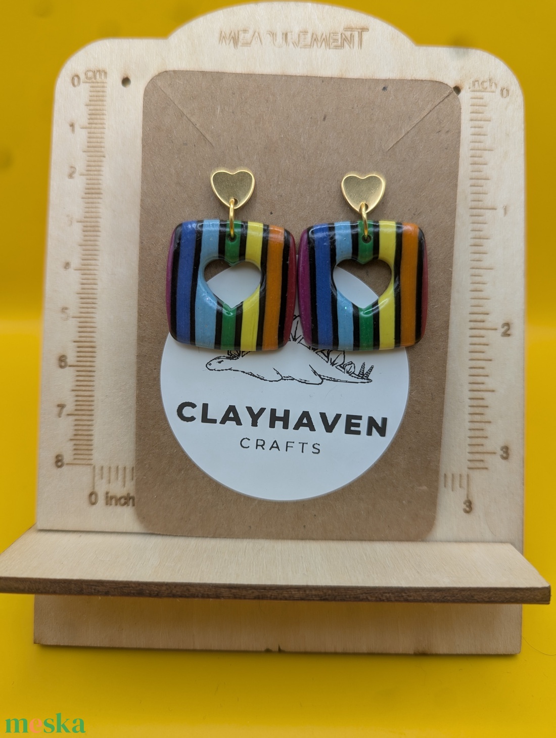 Szivárványos kézműves fülbevaló polimer gyurmából (polymer clay), LMBTQ+, karácsonyi ajándék, közepes, négyszög - 136 - ékszer - fülbevaló - lógó fülbevaló - Meska.hu