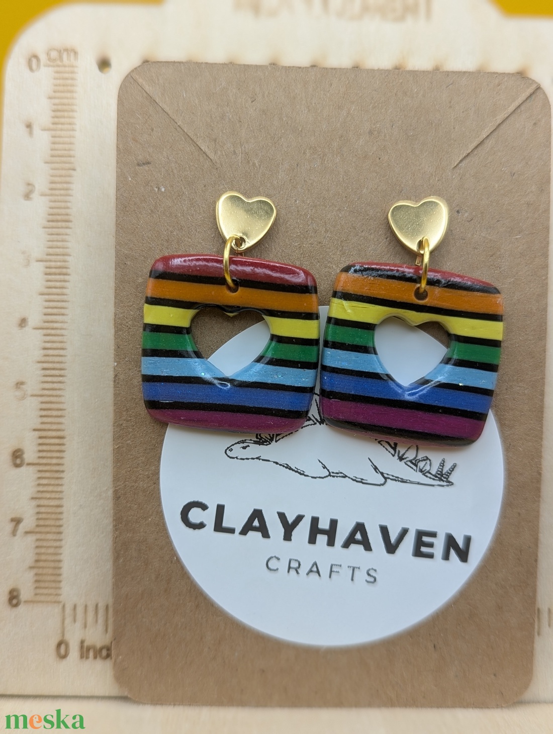 Szivárványos kézműves fülbevaló polimer gyurmából (polymer clay), LMBTQ+, karácsonyi ajándék, közepes, négyszög - 136 - ékszer - fülbevaló - lógó fülbevaló - Meska.hu