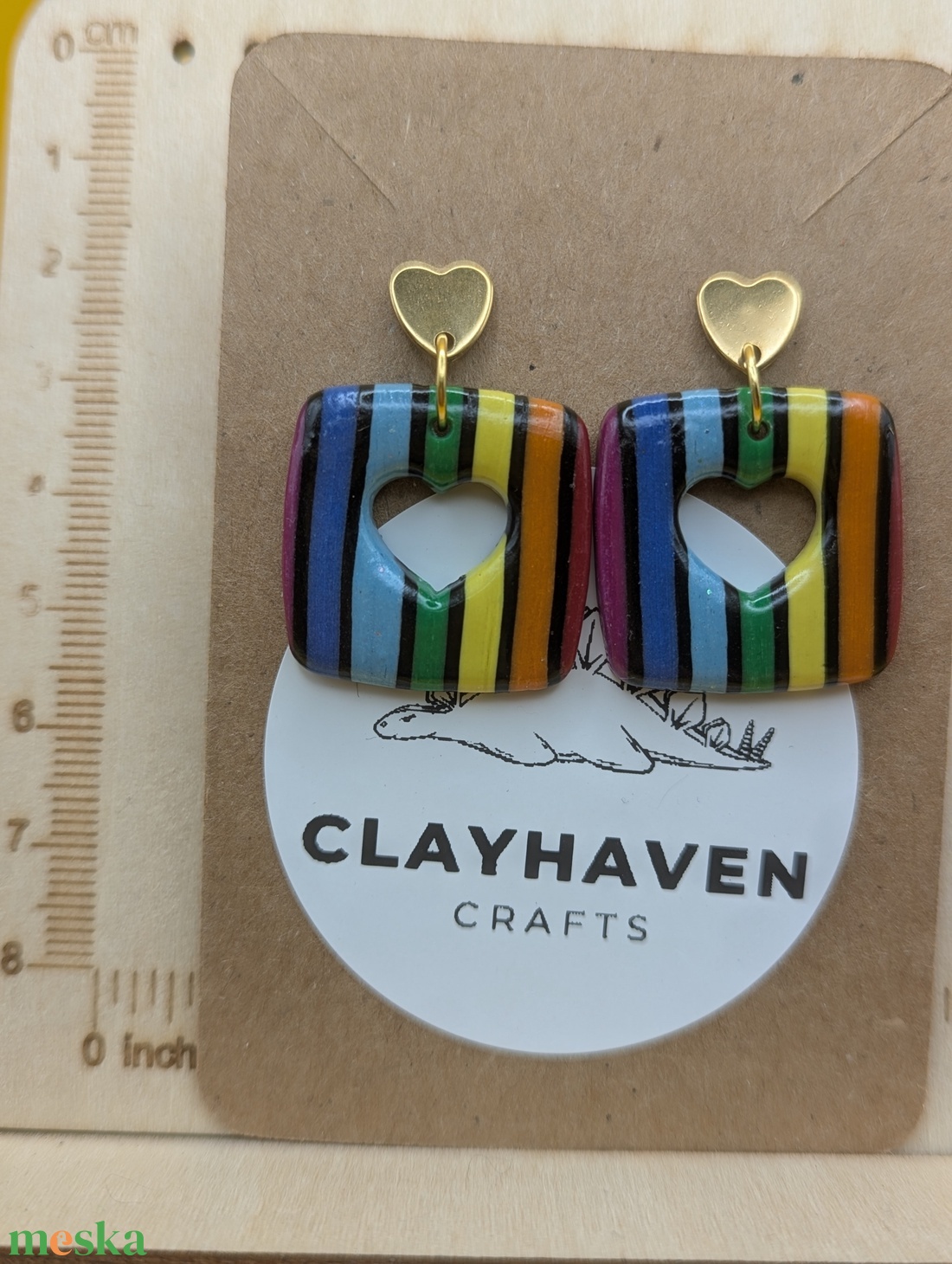 Szivárványos kézműves fülbevaló polimer gyurmából (polymer clay), LMBTQ+, karácsonyi ajándék, közepes, négyszög - 136 - ékszer - fülbevaló - lógó fülbevaló - Meska.hu