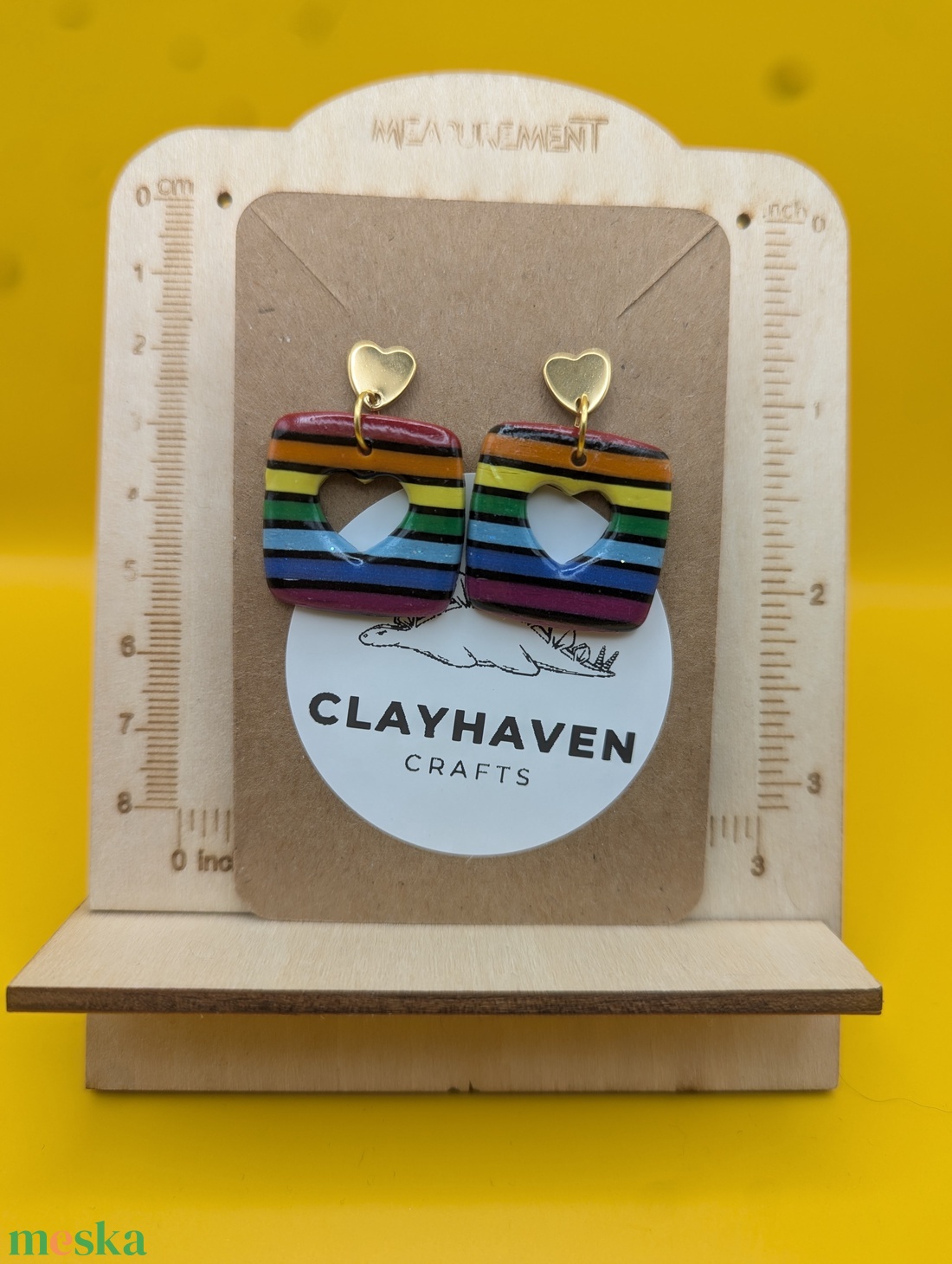 Szivárványos kézműves fülbevaló polimer gyurmából (polymer clay), LMBTQ+, karácsonyi ajándék, közepes, négyszög - 136 - ékszer - fülbevaló - lógó fülbevaló - Meska.hu