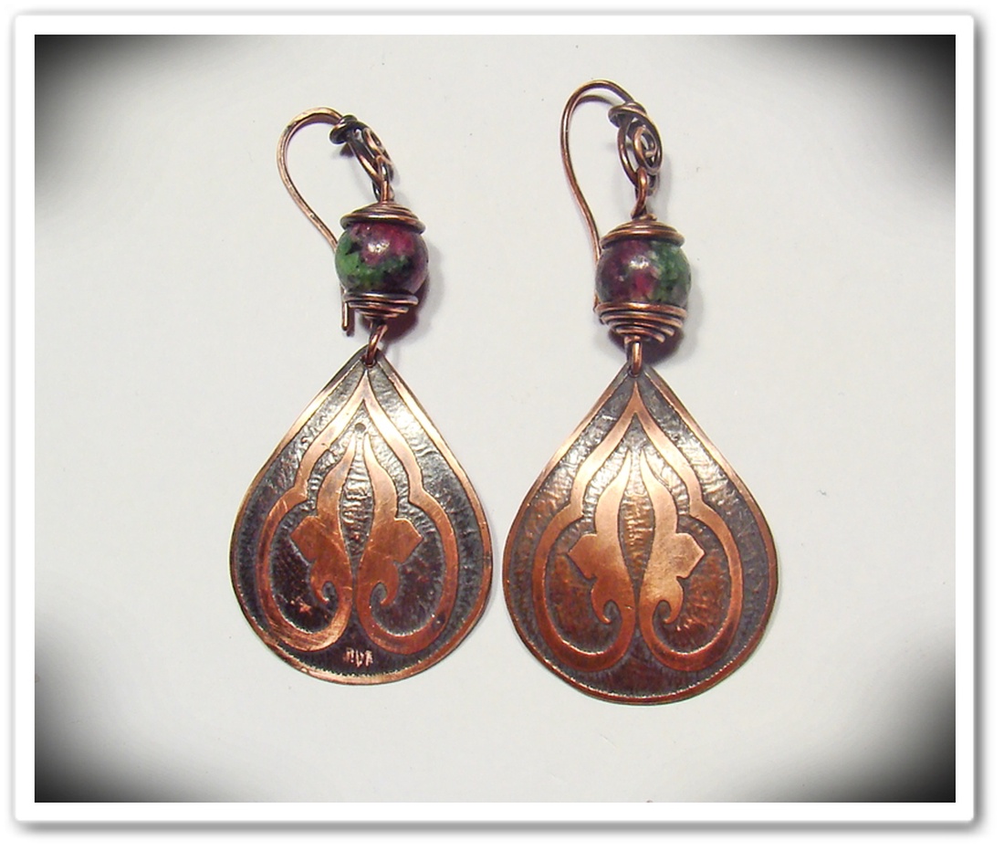 Patinázott vörösréz fülbevaló rubin-zoizittel -  - Meska.hu