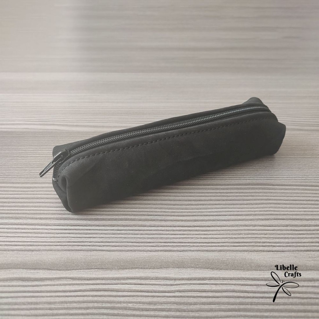 Gyűrt fekete bőrből készült tolltartó - otthon & életmód - papír, írószer - tolltartó & ceruzatekercs - Meska.hu