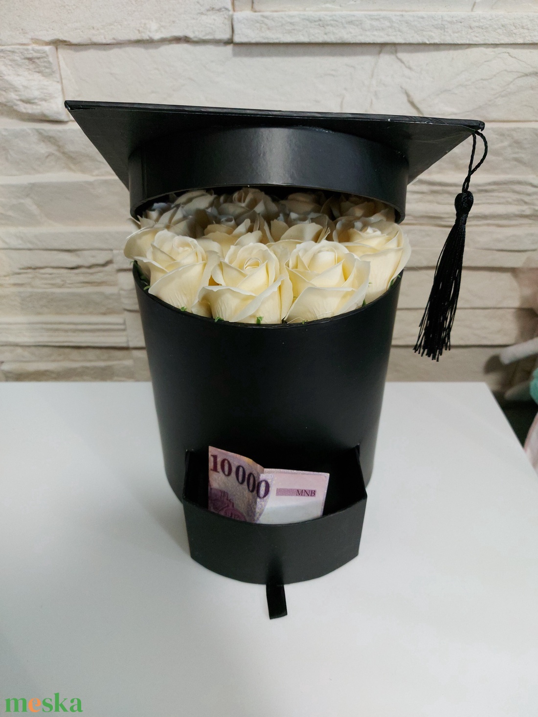 Diplomaosztó pénzátadó virágbox, talár kalap - otthon & életmód - dekoráció - asztal és polc dekoráció - asztaldísz - Meska.hu Diplomaosztó pénzátadó virágbox, talár kalap - otthon & életmód - dekoráció - asztal és polc dekoráció - asztaldísz - Meska.hu