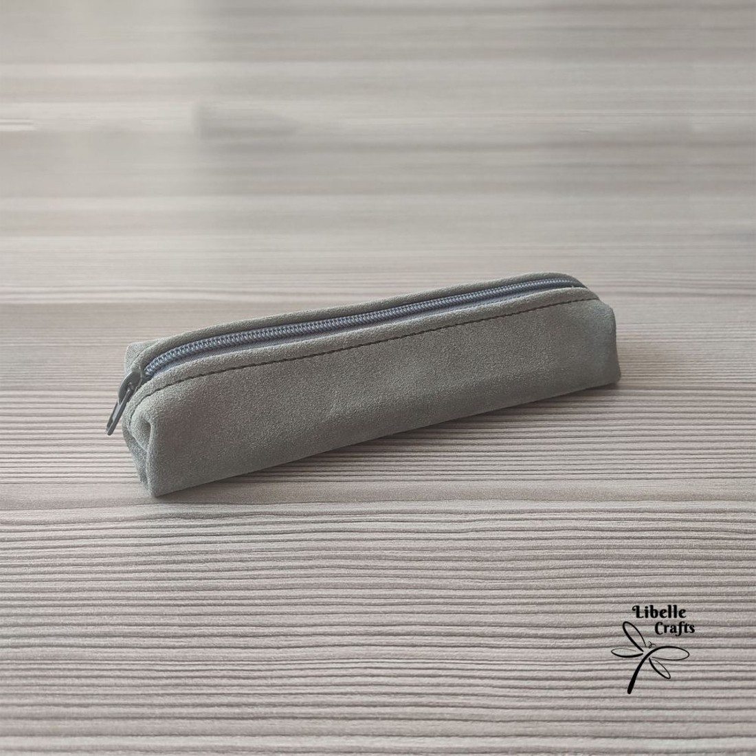 Szürke bőrből készült tolltartó - otthon & életmód - papír, írószer - tolltartó & ceruzatekercs - Meska.hu
