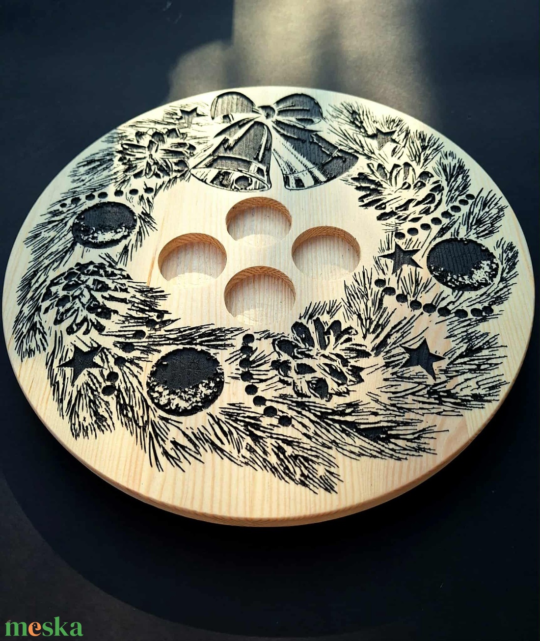 Prémium borovi fenyőből készült, gravírozott adventi koszorú. (advent1) - karácsony - adventi díszek - adventi koszorú - Meska.hu