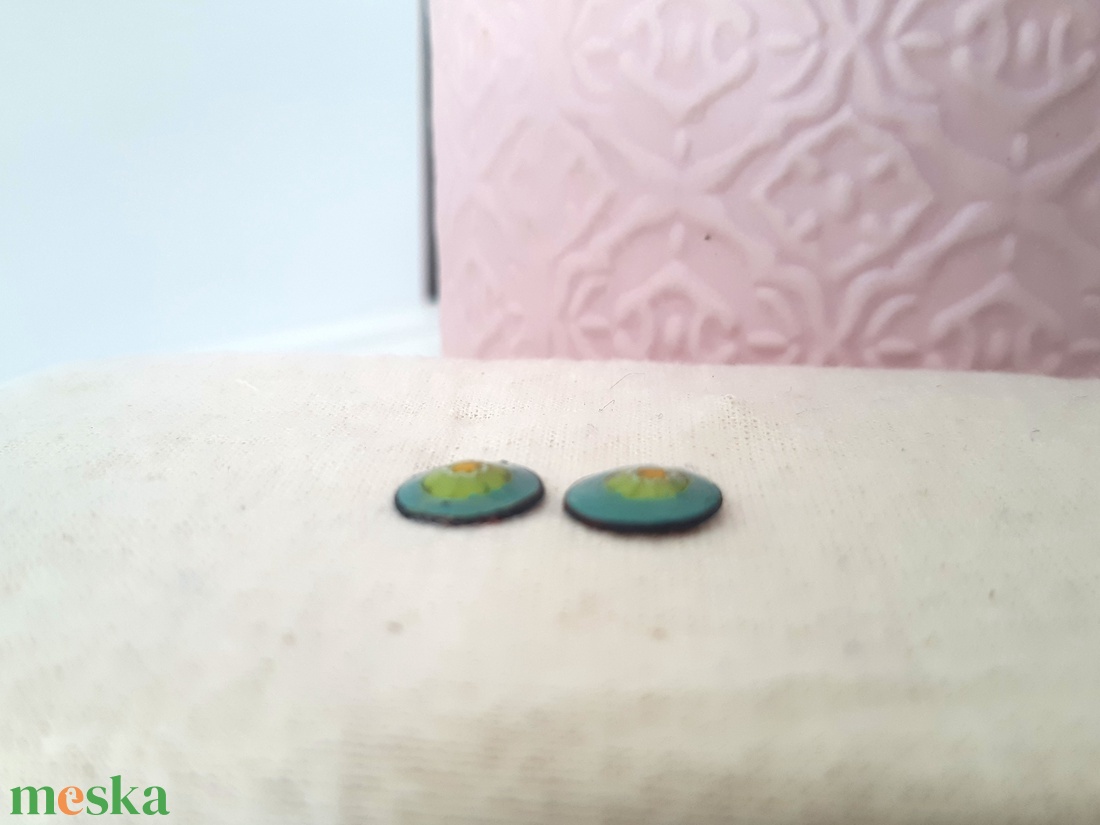 Pötty fülbeavló (türkiz alapon zöld virág) - ékszer - fülbevaló - pötty fülbevaló - Meska.hu