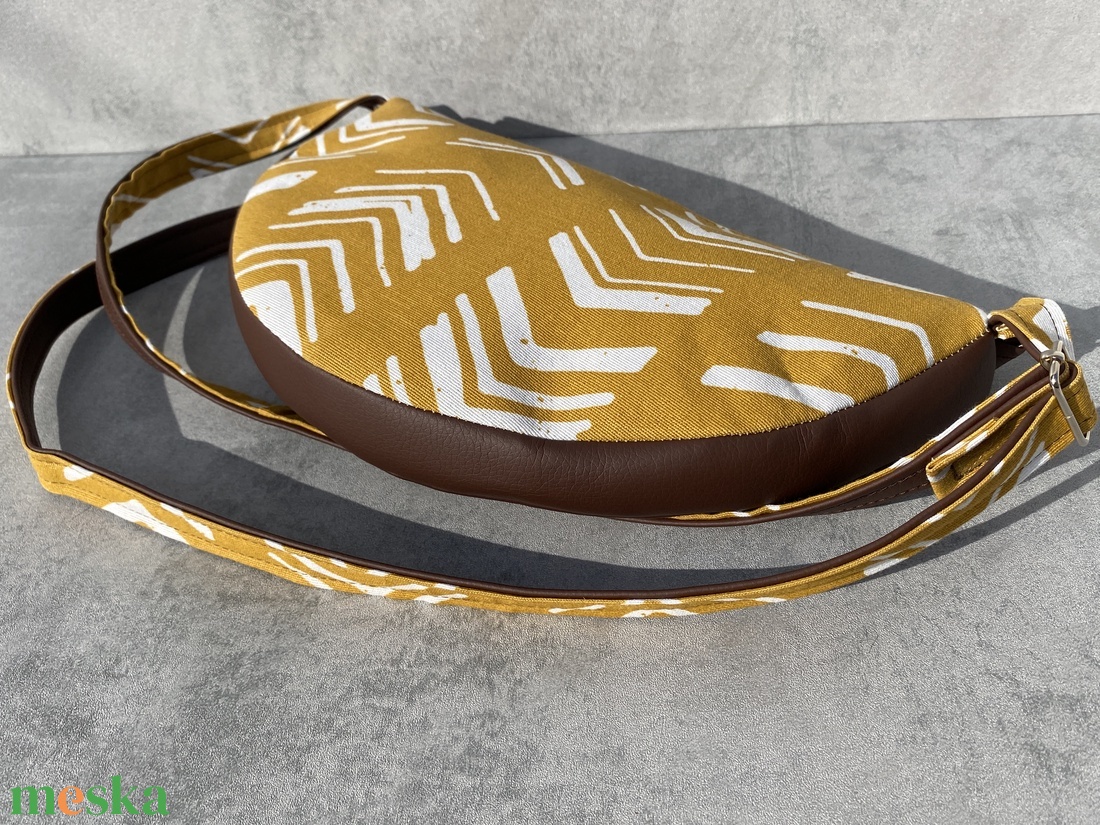 Félkör crossbody Mustársárga etno mintás - táska & tok - kézitáska & válltáska - vállon átvethető táska - Meska.hu Félkör crossbody Mustársárga etno mintás - táska & tok - kézitáska & válltáska - vállon átvethető táska - Meska.hu