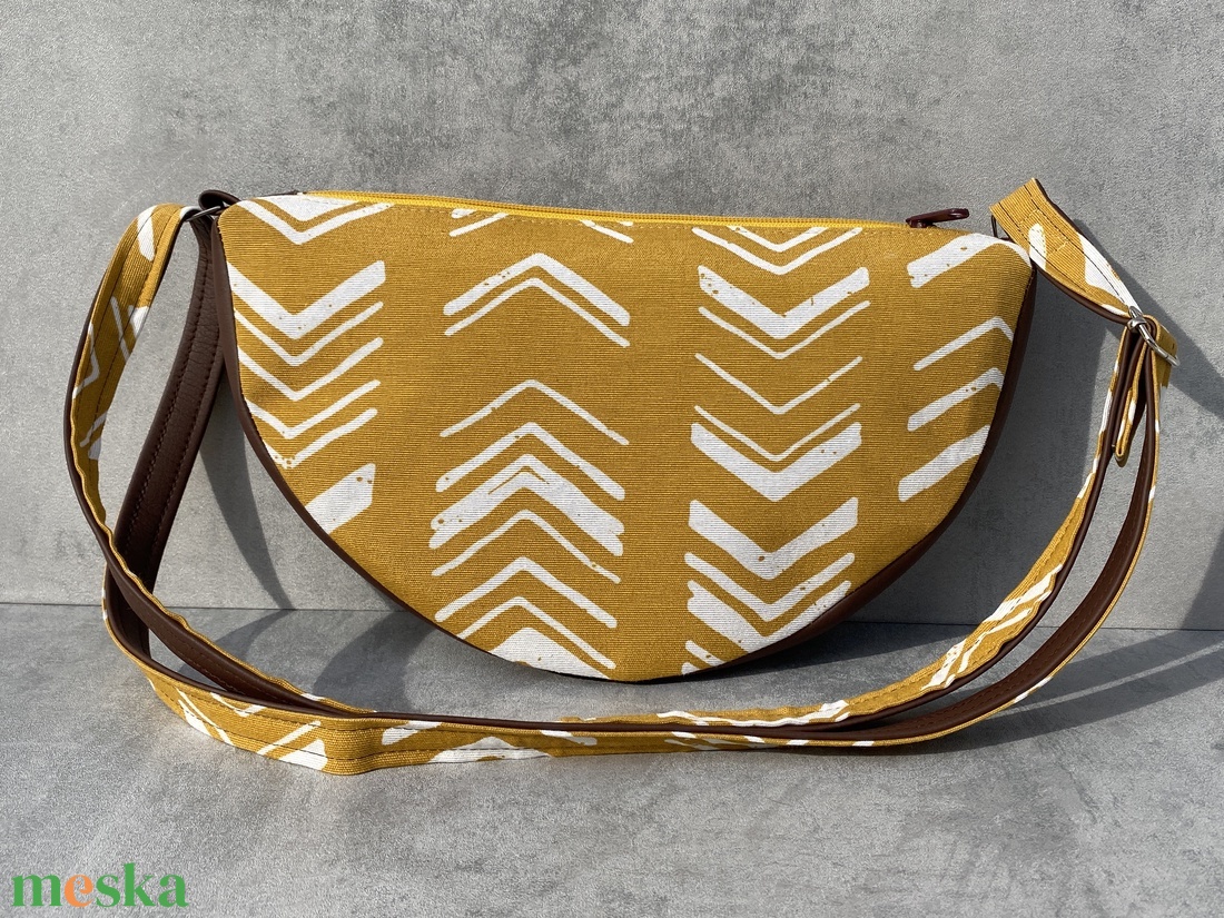 Félkör crossbody Mustársárga etno mintás - táska & tok - kézitáska & válltáska - vállon átvethető táska - Meska.hu Félkör crossbody Mustársárga etno mintás - táska & tok - kézitáska & válltáska - vállon átvethető táska - Meska.hu