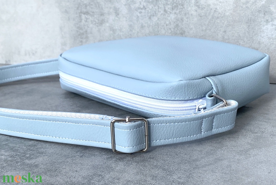 Doboztáska / Crossbody Jégkék - táska & tok - kézitáska & válltáska - vállon átvethető táska - Meska.hu Doboztáska / Crossbody Jégkék - táska & tok - kézitáska & válltáska - vállon átvethető táska - Meska.hu
