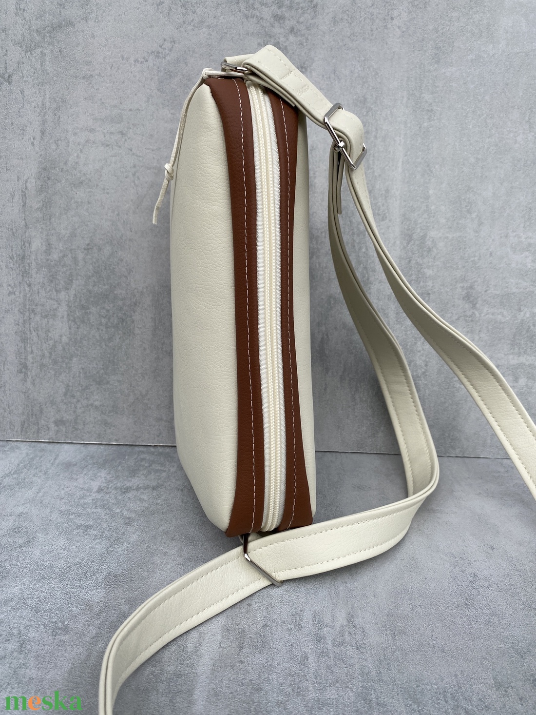 Doboztáska / Crossbody  Tejeskávé  - táska & tok - kézitáska & válltáska - vállon átvethető táska - Meska.hu