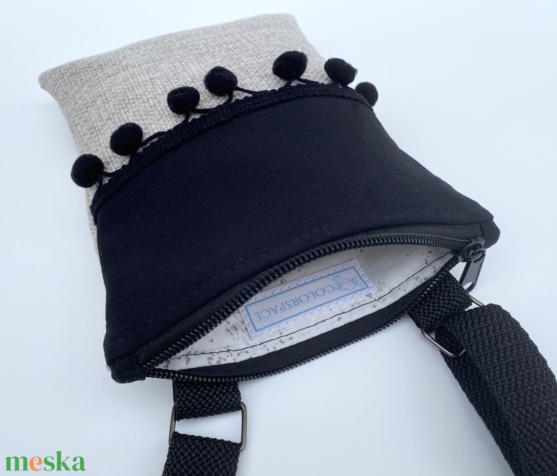 Telefon és igazolványtartó kistáska - Fekete pom-pom  - táska & tok - kézitáska & válltáska - vállon átvethető táska - Meska.hu