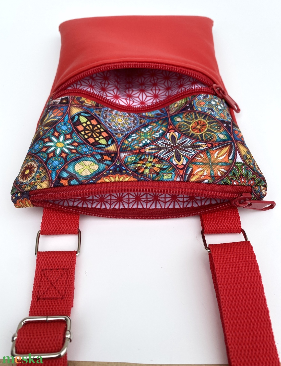 Telefon és igazolványtartó kistáska - Kaleidoszkóp és piros műbőr - táska & tok - kézitáska & válltáska - vállon átvethető táska - Meska.hu Telefon és igazolványtartó kistáska - Kaleidoszkóp és piros műbőr - táska & tok - kézitáska & válltáska - vállon átvethető táska - Meska.hu