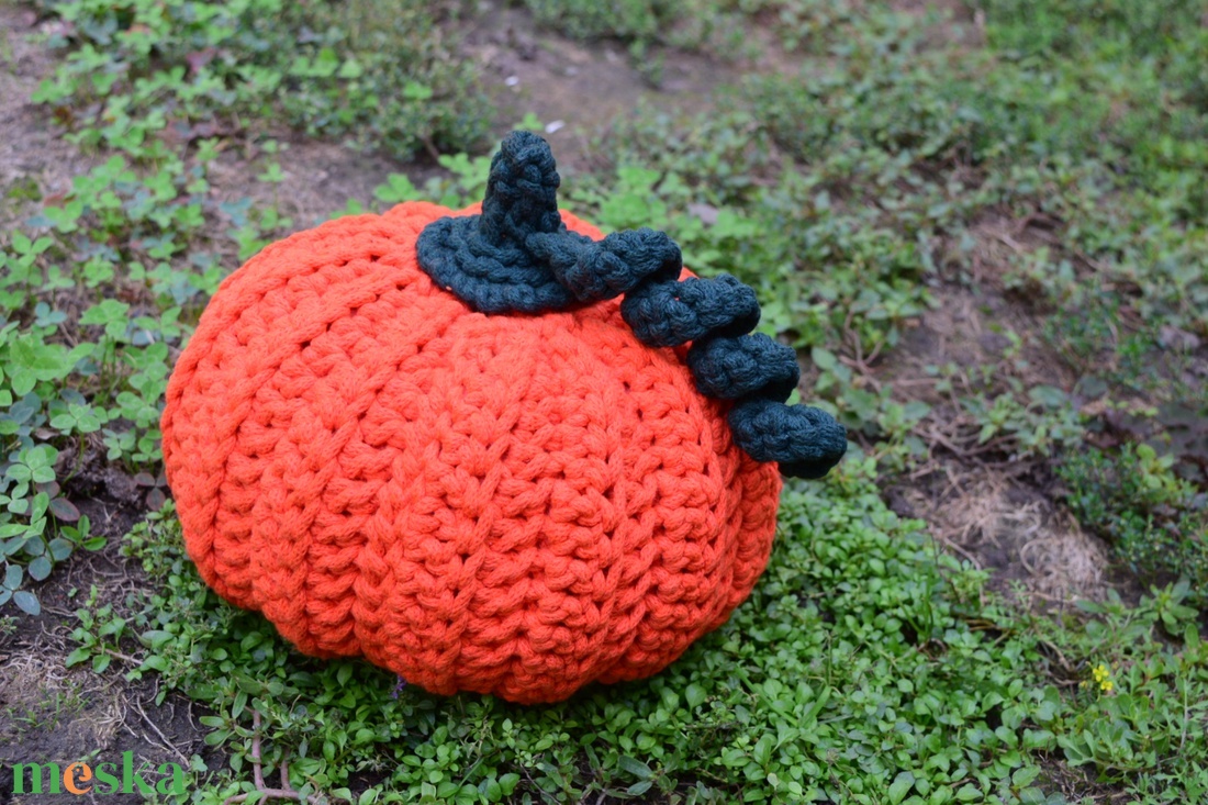 Horgolt nagyméretű tök (narancssárga) Halloweenre - otthon & életmód - dekoráció - halloween - halloweeni tök és lámpás - Meska.hu