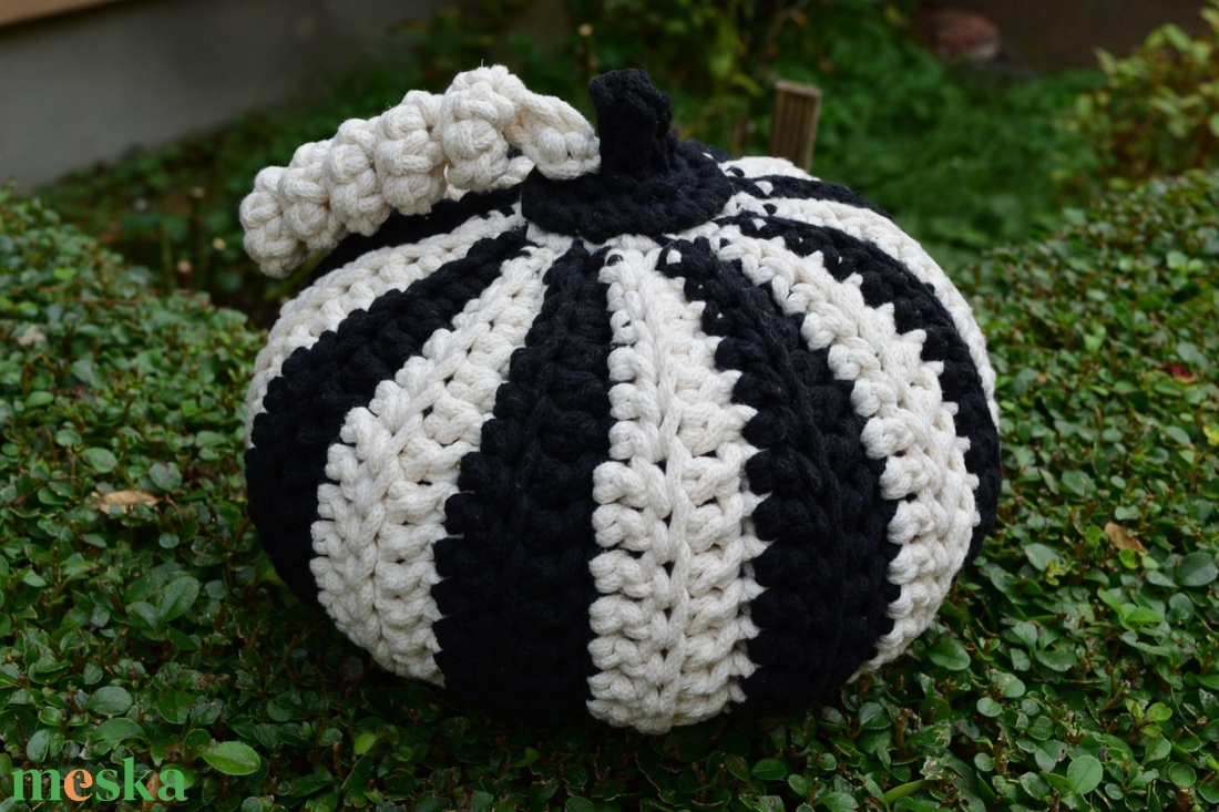 Horgolt nagyméretű tök (fekete-krém fehér) Halloweenre - kellékek & szerszámok - dekorációs kellékek - őszi dekor - őszi dekortök - Meska.hu