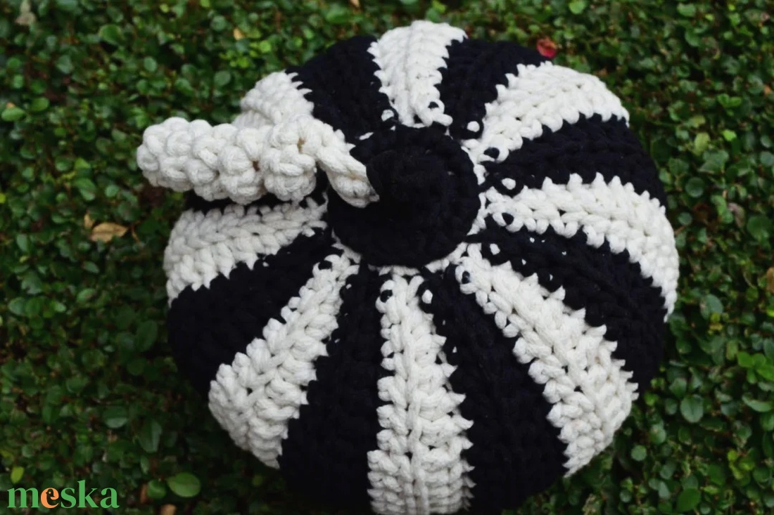 Horgolt nagyméretű tök Halloweenre - kellékek & szerszámok - dekorációs kellékek - őszi dekor - őszi dekortök - Meska.hu