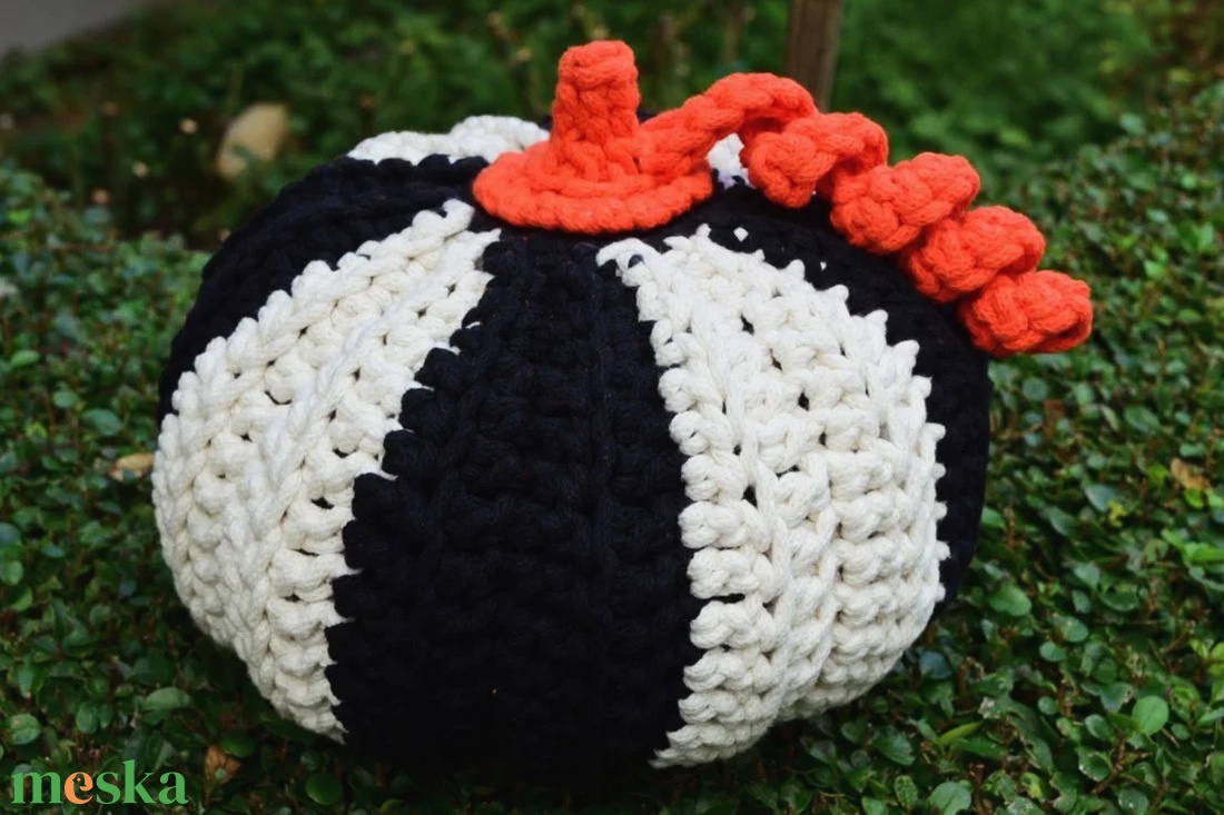 Horgolt nagyméretű tök Halloweenre - kellékek & szerszámok - dekorációs kellékek - őszi dekor - őszi dekortök - Meska.hu