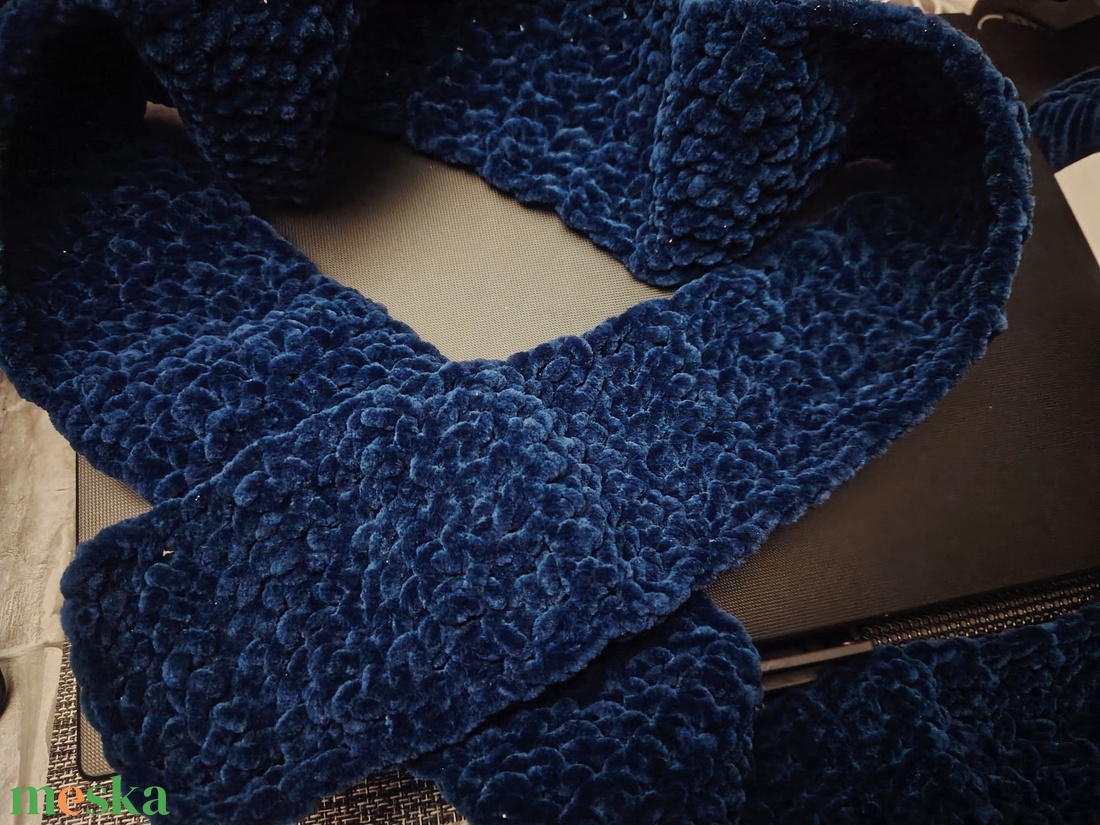 Horgolt sál - plüss fonalból - ruha & divat - sál, sapka, kendő - sál - Meska.hu