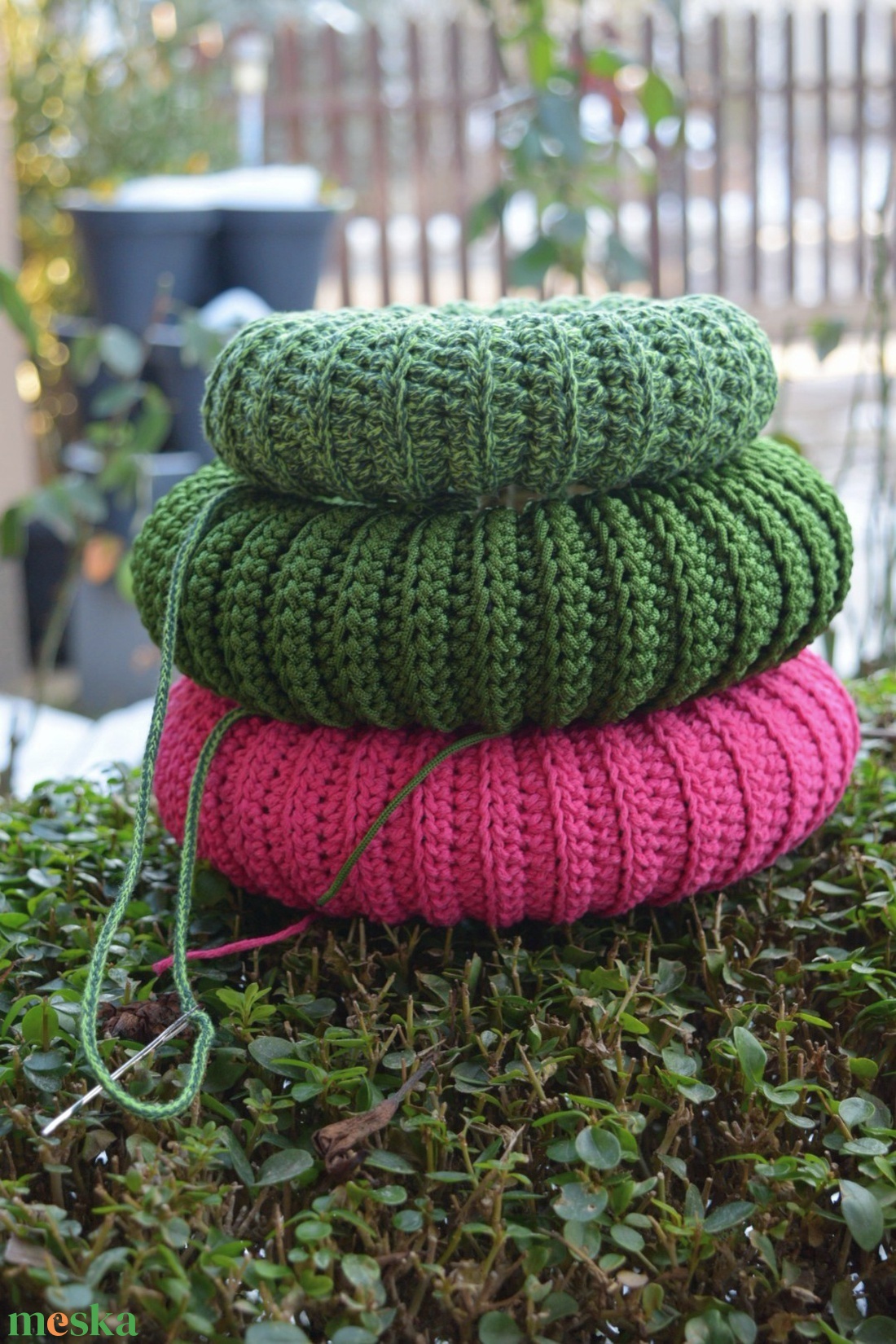 Horgolt Húsvéti  / tavaszi koszorú, ajtódísz alap (20 cm) / Easter or spring crochet-covered wreath base - kellékek & szerszámok - dekorációs kellékek - koszorú, koszorúalap - Meska.hu