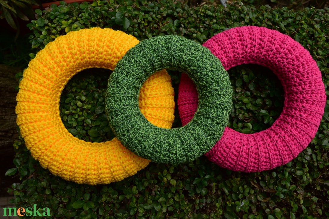 Horgolt Húsvéti  / tavaszi koszorú, ajtódísz alap (20 cm) / Easter or spring crochet-covered wreath base - kellékek & szerszámok - dekorációs kellékek - koszorú, koszorúalap - Meska.hu