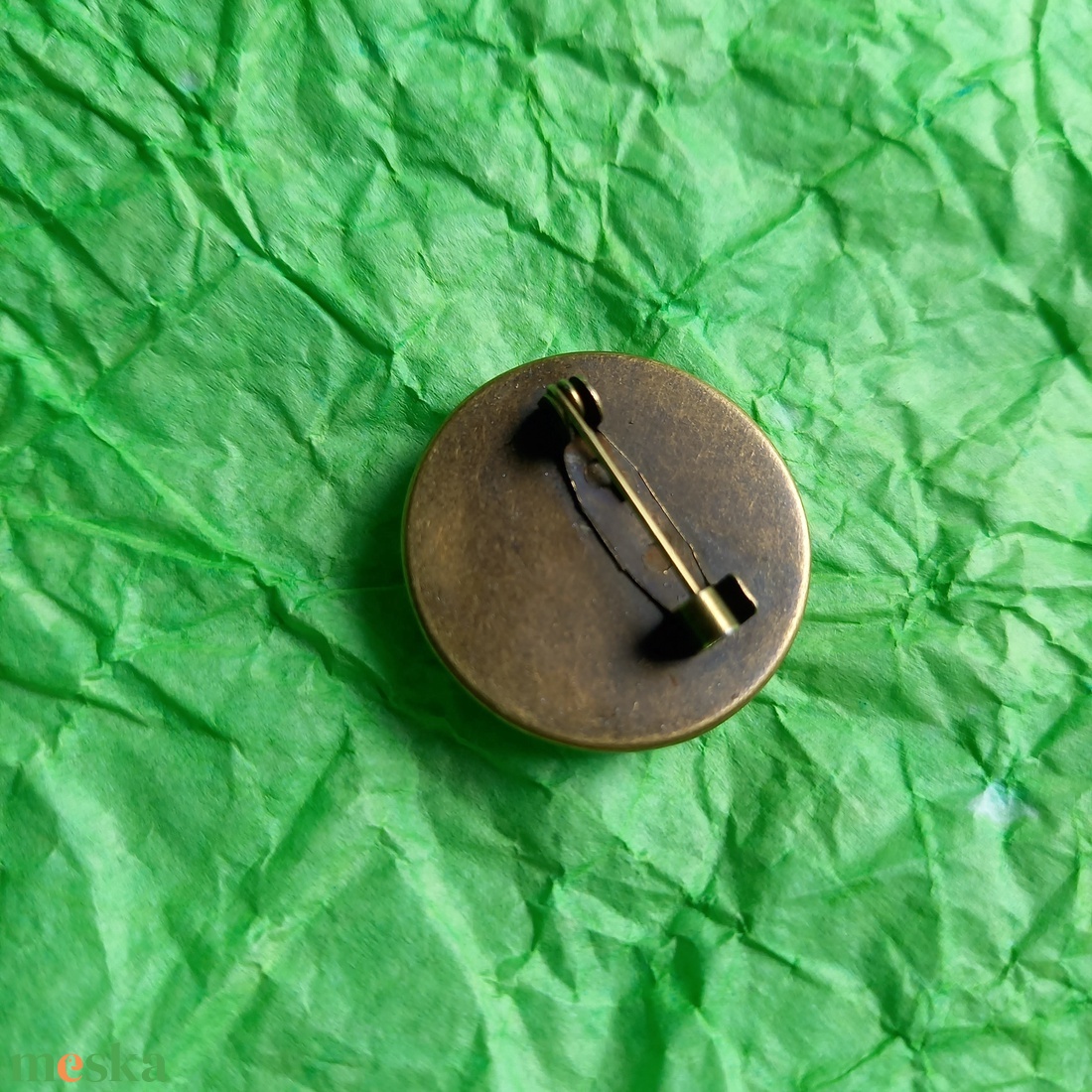 Zöld bronz alapú kitűző alapon - ékszer - kitűző és bross - Meska.hu Zöld bronz alapú kitűző alapon - ékszer - kitűző és bross - Meska.hu