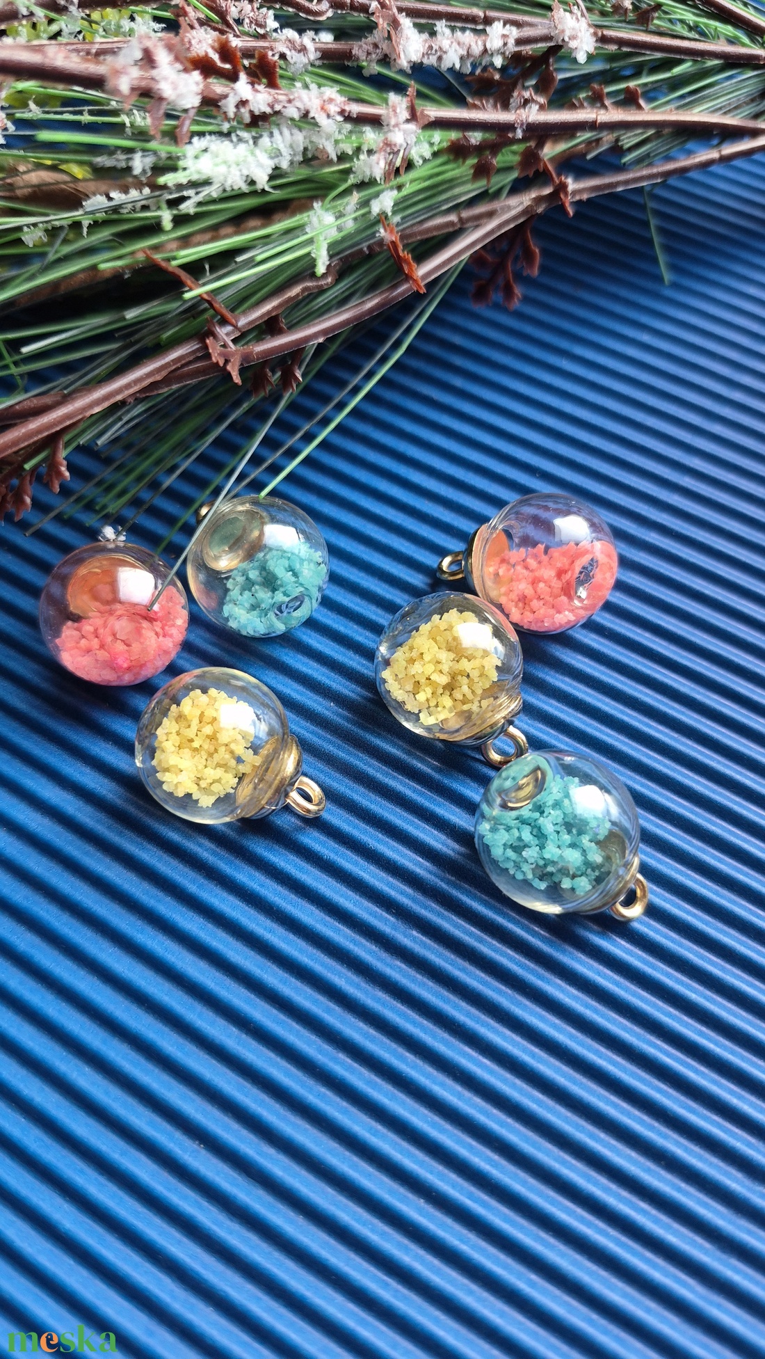 Foszforeszkáló üvveggömb fülbevalk - ékszer - fülbevaló - lógó fülbevaló - Meska.hu