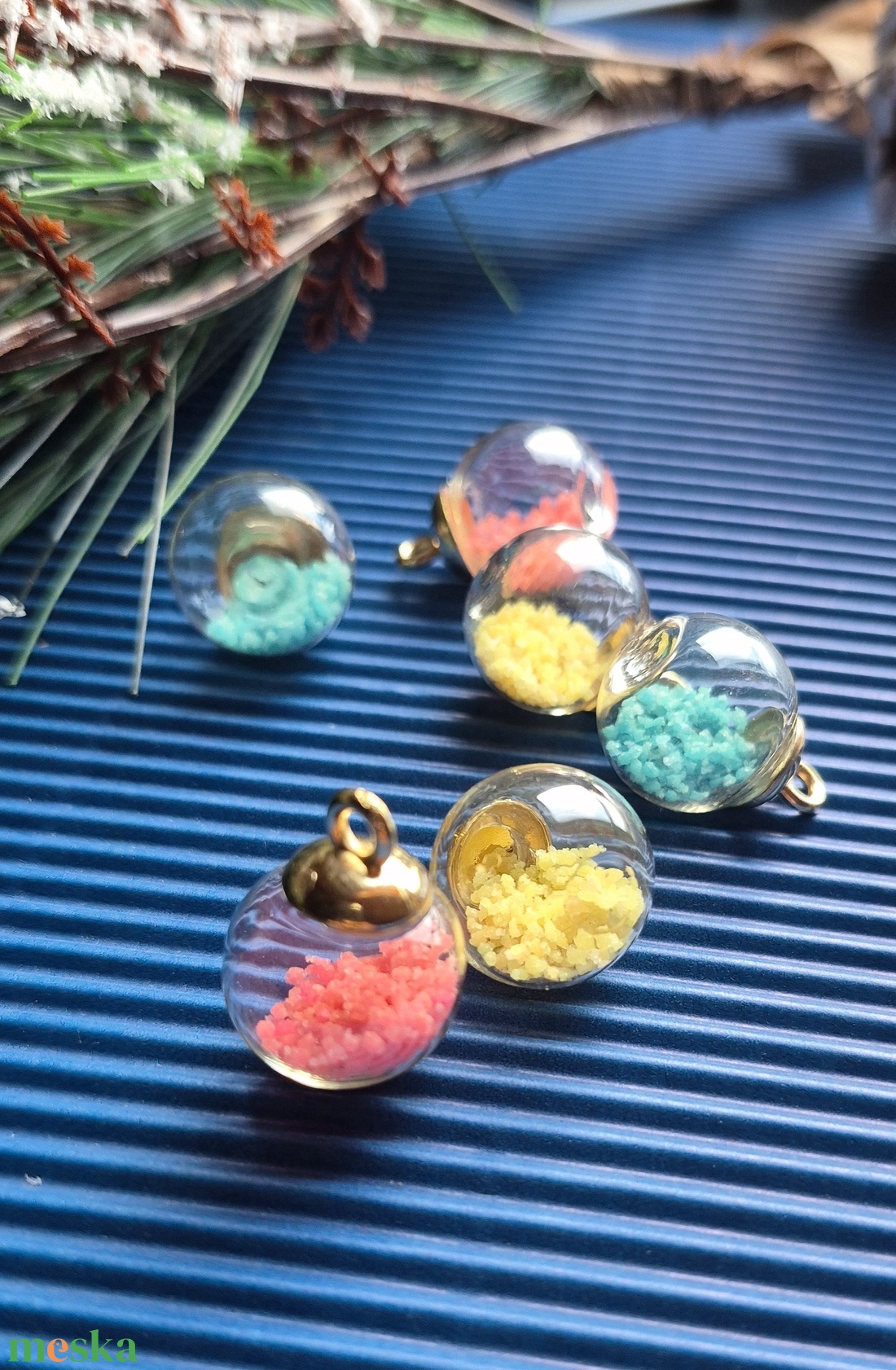 Foszforeszkáló üvveggömb fülbevalk - ékszer - fülbevaló - lógó fülbevaló - Meska.hu