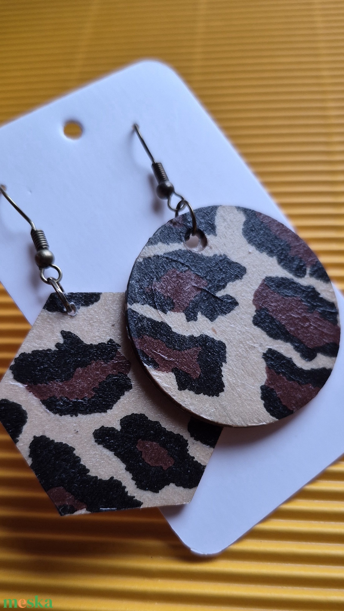 Aszimmetrikus párducmintás nagy  fa fülbevaló - ékszer - fülbevaló - lógó fülbevaló - Meska.hu