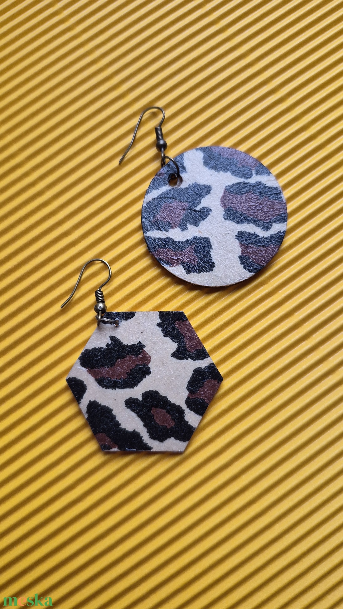 Aszimmetrikus párducmintás nagy  fa fülbevaló - ékszer - fülbevaló - lógó fülbevaló - Meska.hu