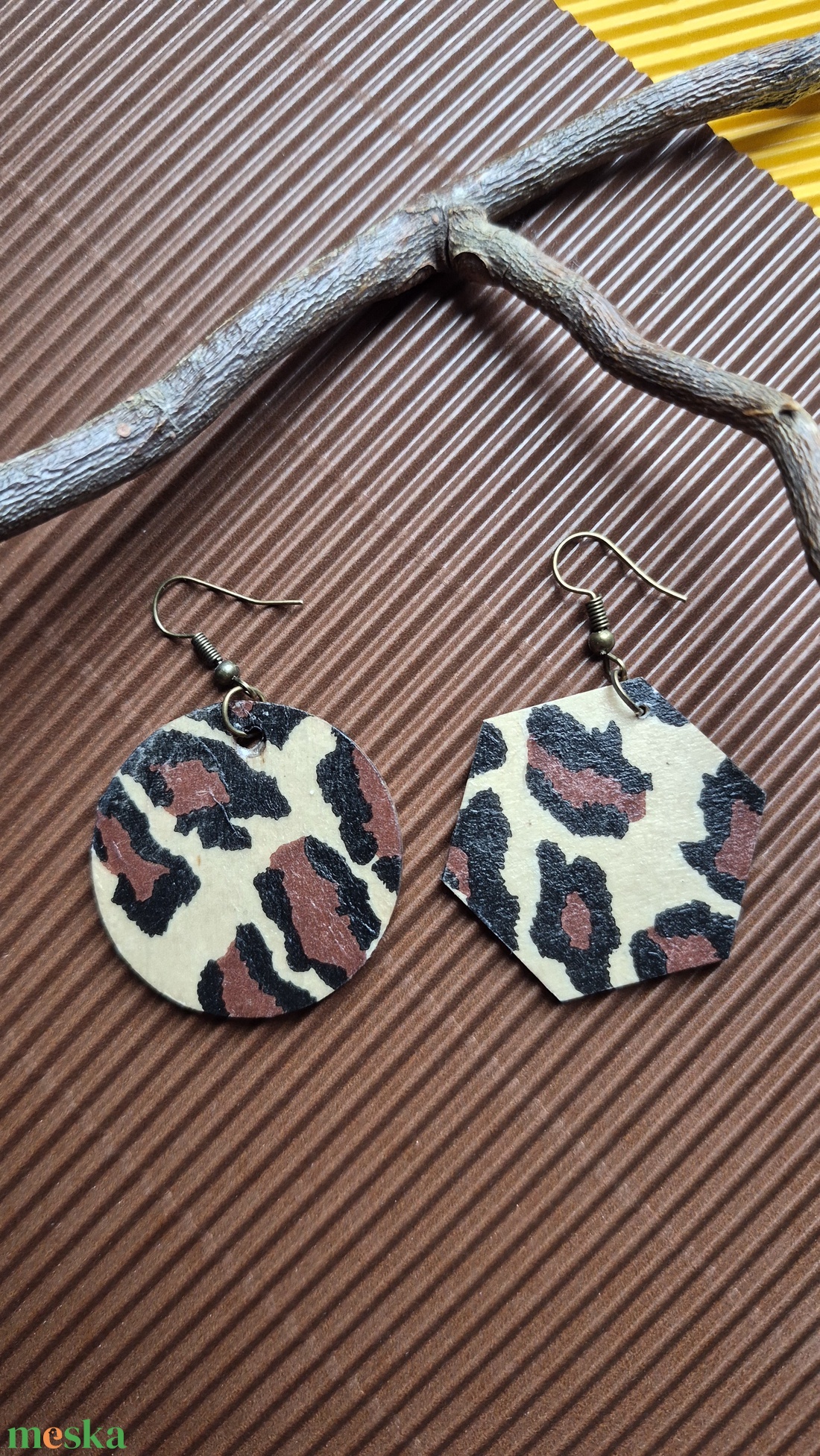 Aszimmetrikus párducmintás nagy  fa fülbevaló - ékszer - fülbevaló - lógó fülbevaló - Meska.hu