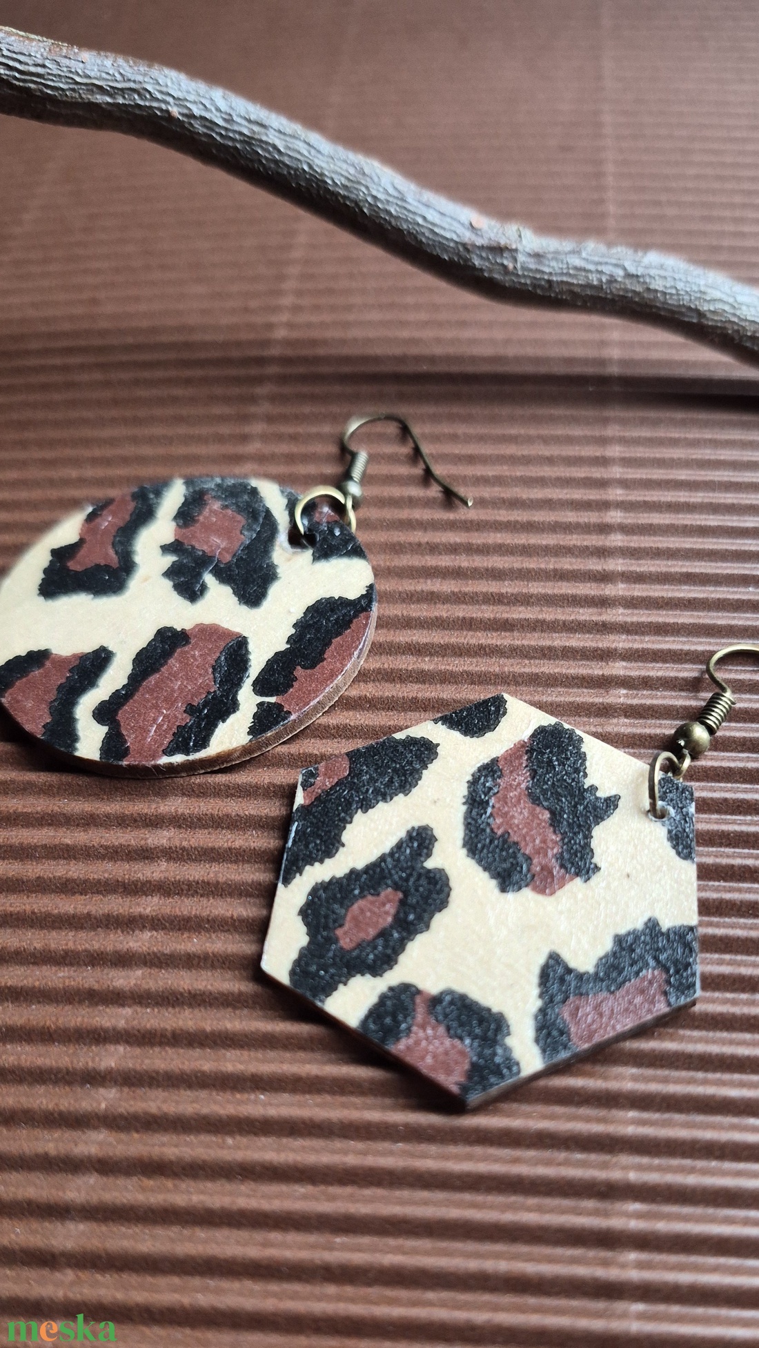 Aszimmetrikus párducmintás nagy  fa fülbevaló - ékszer - fülbevaló - lógó fülbevaló - Meska.hu