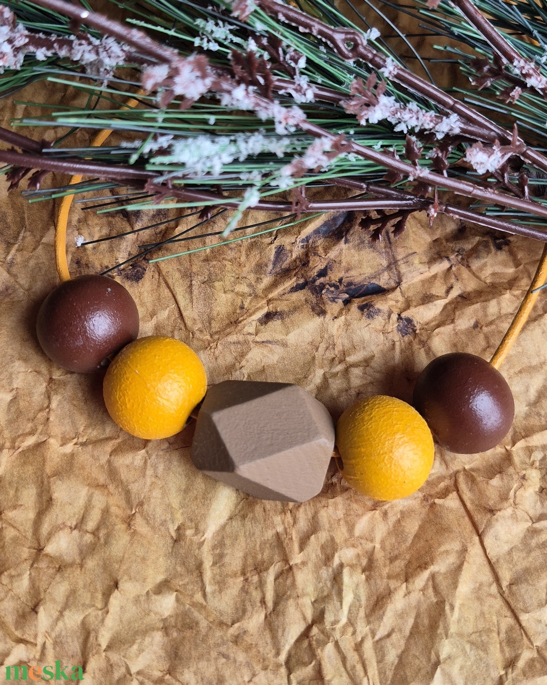 Barna és sárga fa bogyós nyaklánc - ékszer - nyaklánc - bogyós nyaklánc - Meska.hu