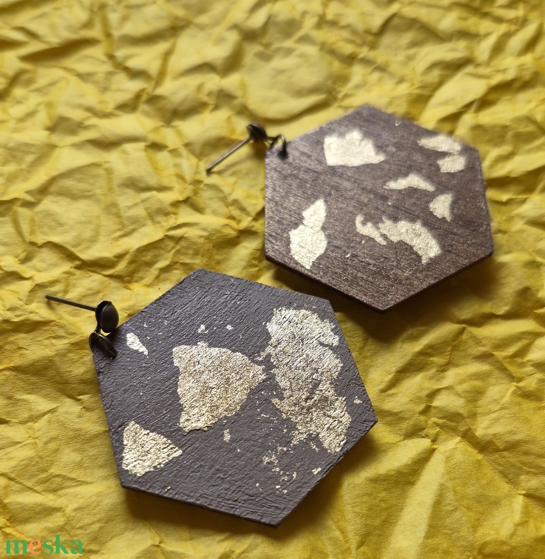 Absztrakt nagy alakú barna-arany fa fülbevaló - ékszer - fülbevaló - lógó fülbevaló - Meska.hu