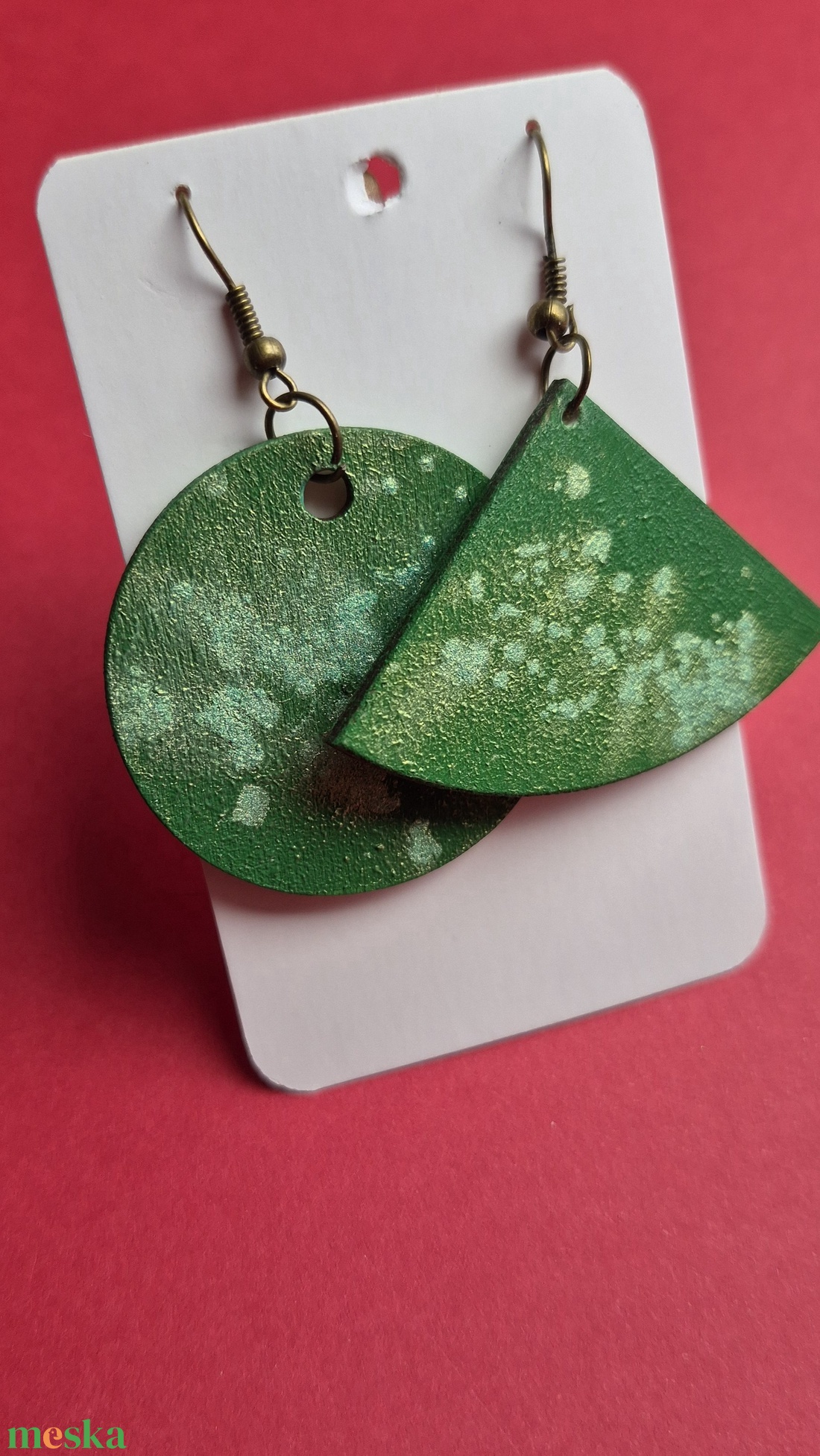 Zöld lógós aszimmetrikus fa fülbevaló - ékszer - fülbevaló - lógó fülbevaló - Meska.hu