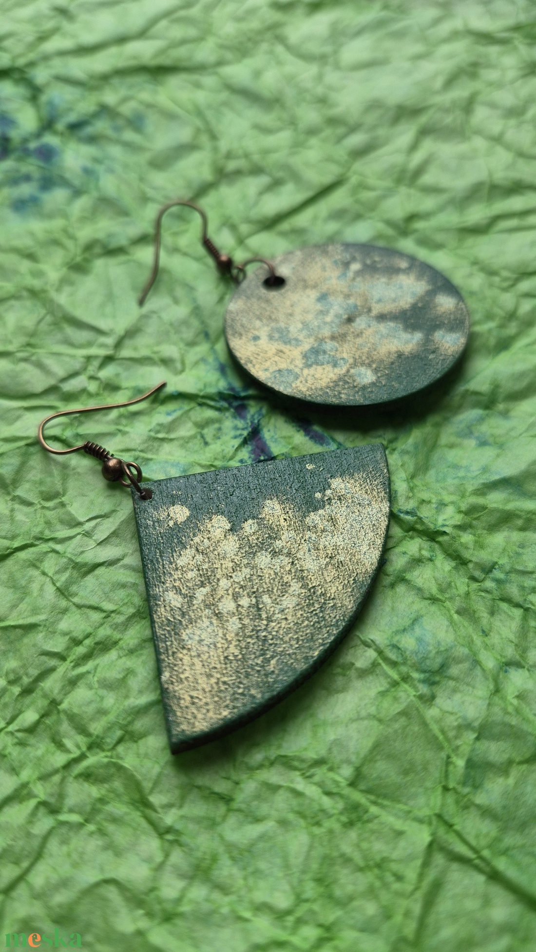 Zöld lógós aszimmetrikus fa fülbevaló - ékszer - fülbevaló - lógó fülbevaló - Meska.hu