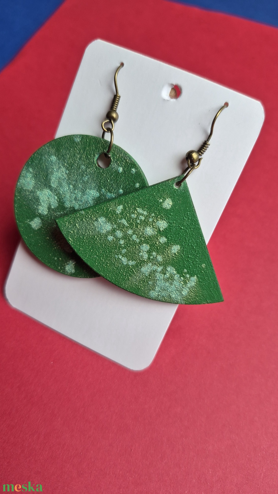Zöld lógós aszimmetrikus fa fülbevaló - ékszer - fülbevaló - lógó fülbevaló - Meska.hu