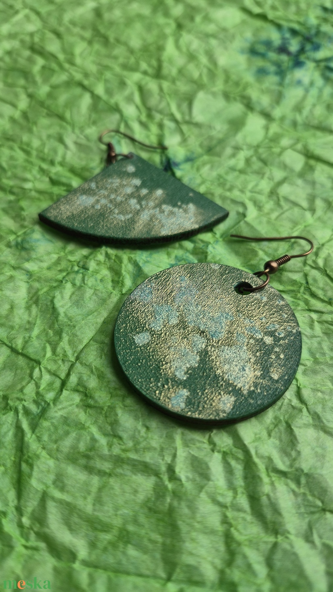 Zöld lógós aszimmetrikus fa fülbevaló - ékszer - fülbevaló - lógó fülbevaló - Meska.hu