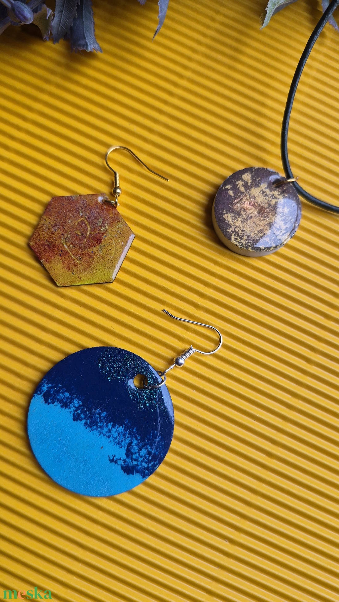 Kék átmenetes lógós nagy kör fa fülbevaló - ékszer - fülbevaló - lógó fülbevaló - Meska.hu