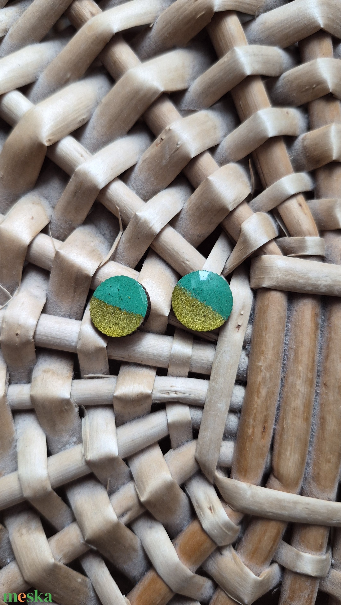 Fa arany-zöld bedugós kerek fülbevaló - ékszer - fülbevaló - pötty fülbevaló - Meska.hu