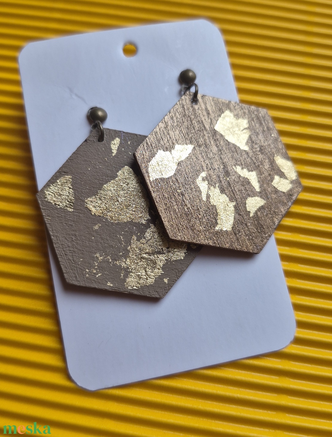 Absztrakt nagy alakú barna-arany fa fülbevaló - ékszer - fülbevaló - lógó fülbevaló - Meska.hu